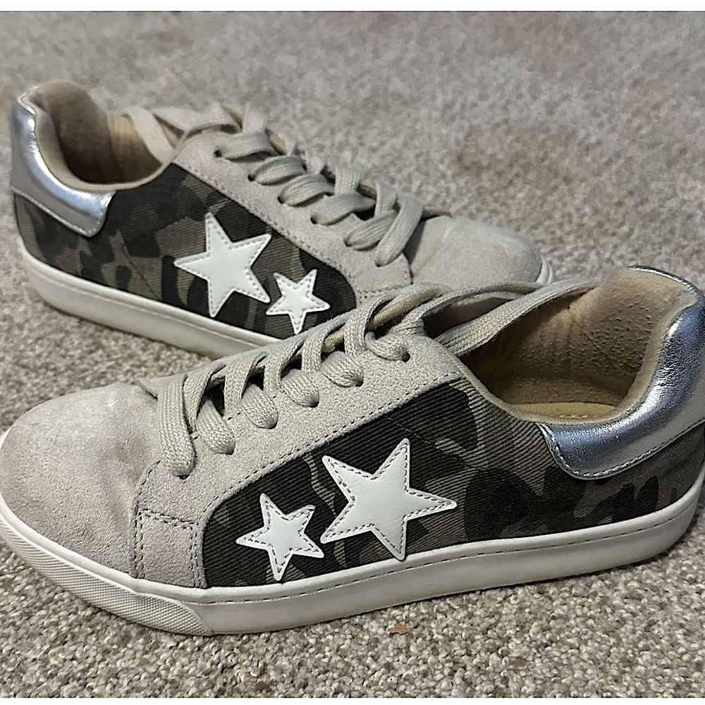 SODA Camo Sneaker (Size 6)